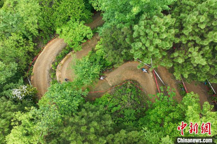 2024年中国大学生自行车挑战赛在贵州清镇鸣笛开