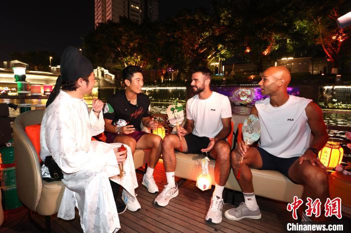 中秋夜游锦江 中外运动员共赏成都烟火气