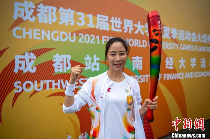 成都大运会火炬传递高校接力 奥运冠军与乡村代