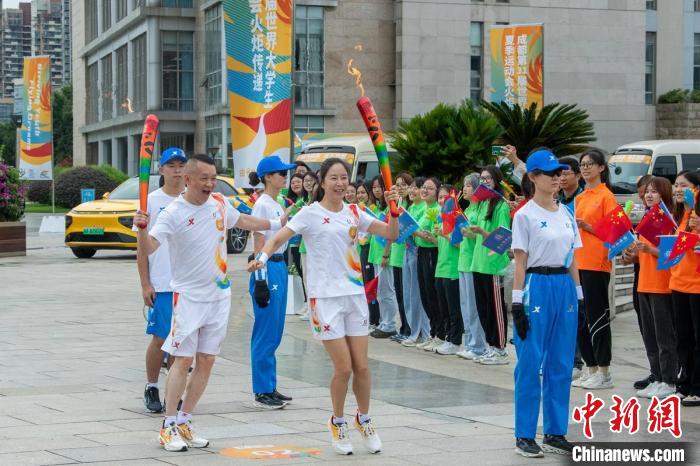 成都大运会火炬传递高校接力 奥运冠军与乡村代