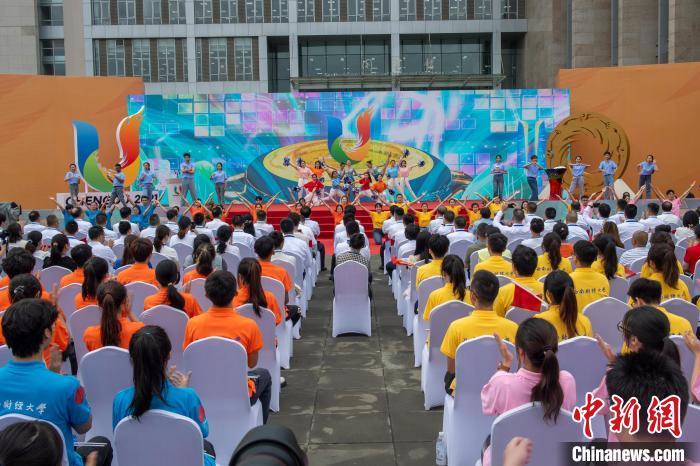 成都大运会火炬传递高校接力 奥运冠军与乡村代