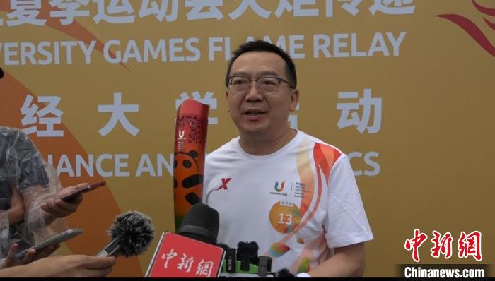 成都大运会火炬传递高校接力 奥运冠军与乡村代