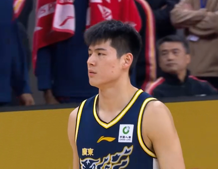 广东小将陈家政三分爆发引热议 杜锋战术布局引