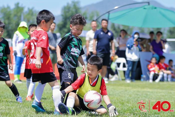 百队杯6岁、7岁华彬未来之星足球节落幕 近200支