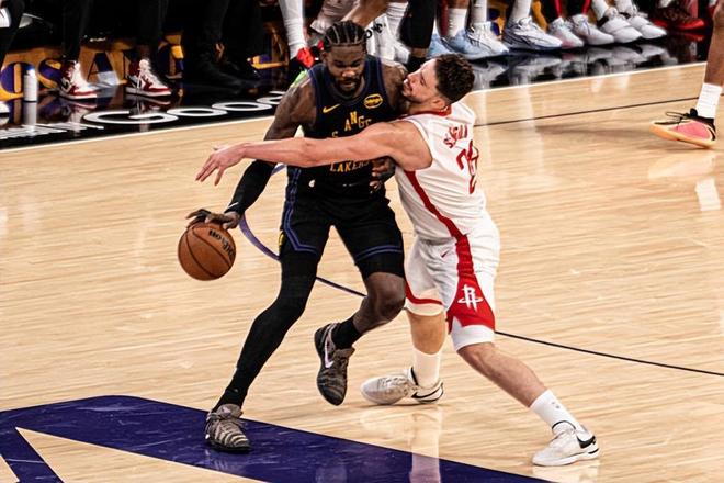 湖人双杀火箭锁定系列赛优势 艾顿状态起伏引担