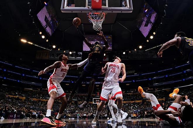 湖人双杀火箭锁定系列赛优势 艾顿状态起伏引担