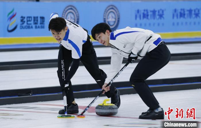 首届中国冰壶联赛青海多巴站开赛 冰壶运动冲刺