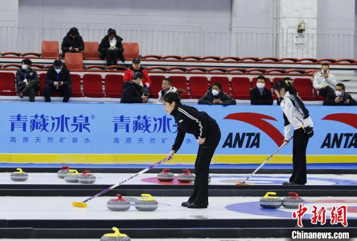 首届中国冰壶联赛青海多巴站开赛 冰壶运动冲刺