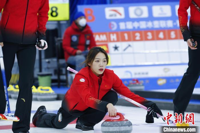 首届中国冰壶联赛青海多巴站开赛 冰壶运动冲刺