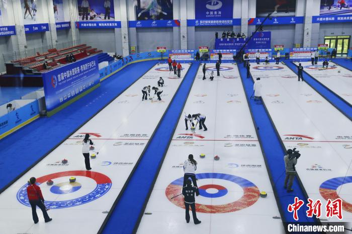 首届中国冰壶联赛青海多巴站开赛 冰壶运动冲刺